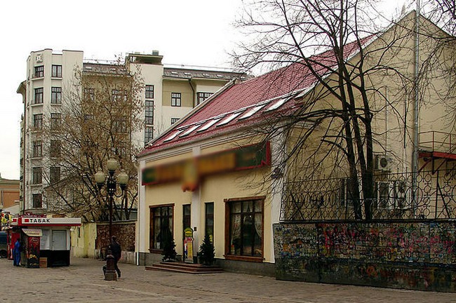 Одна из версий, объясняющих существование проклятых домов и «нехороших» квартир, где постоянно болеют и умирают люди, была выдвинута ученым Густавом фон Полем.